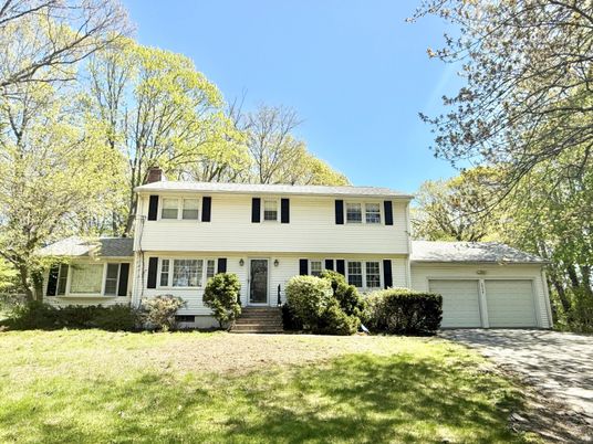 Attached, Exterior, Facade, Split Level