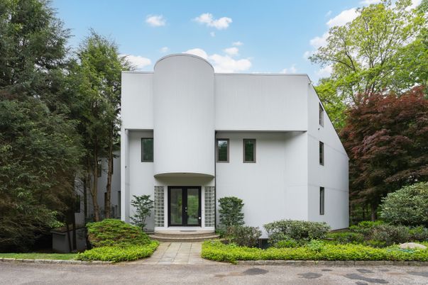 Exterior, Facade, Modern