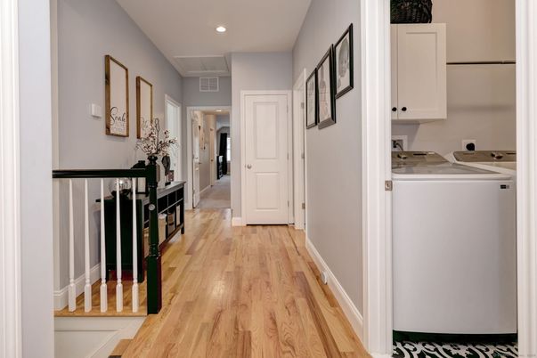 Interior, Recessed Lighting, Washer, Wood Texture Flooring
