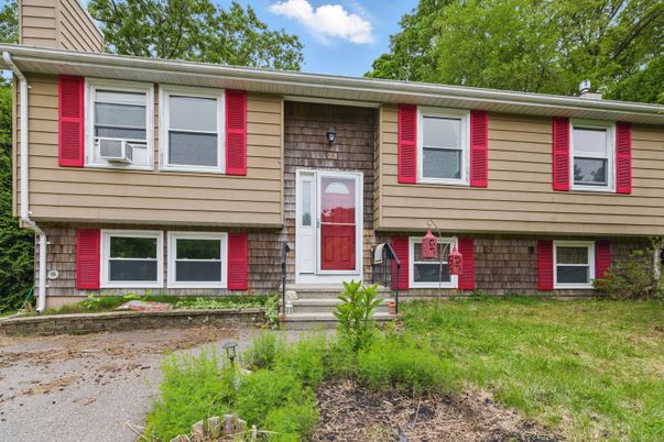 Exterior, Facade, Raised Ranch