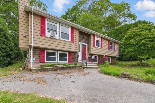 Exterior, Facade, Raised Ranch
