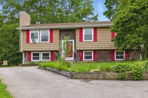 Exterior, Facade, Raised Ranch