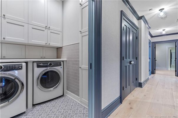 Interior, Washer, Wood Texture Flooring