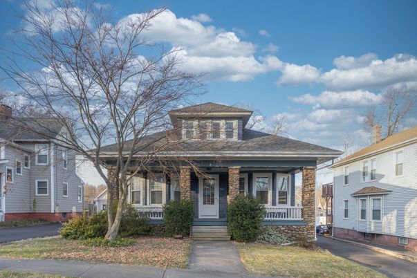 Exterior, Facade, American Foursquare