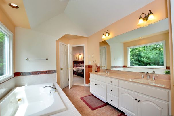 Bathroom, Dual Sink Vanities, Interior, Recessed Lighting