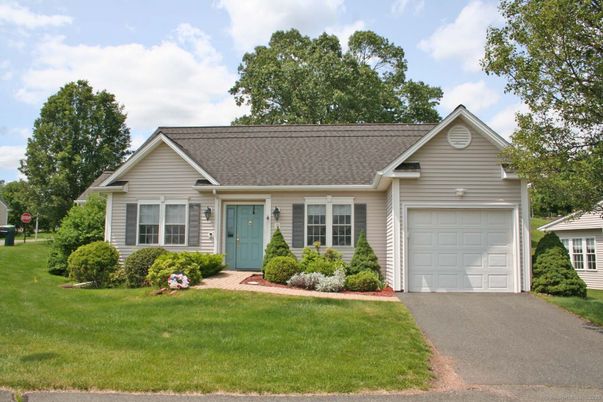 Attached, Exterior, Facade, Ranch