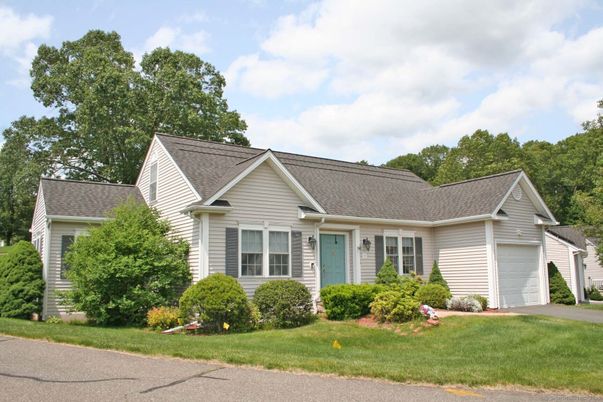 Attached, Exterior, Facade, Ranch