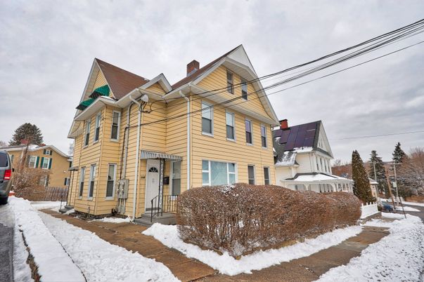 Exterior, Facade, Queen Anne Victorian