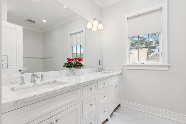 Bathroom, Dual Sink Vanities, Interior, Recessed Lighting