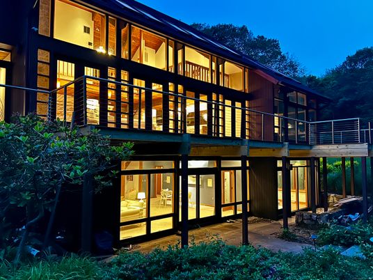 Exterior, Facade, Modern