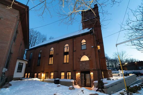 Exterior, Facade, Rowhouse