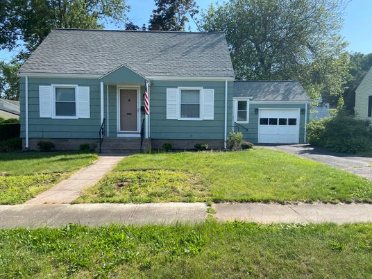 Attached, Exterior, Facade, Cape Cod