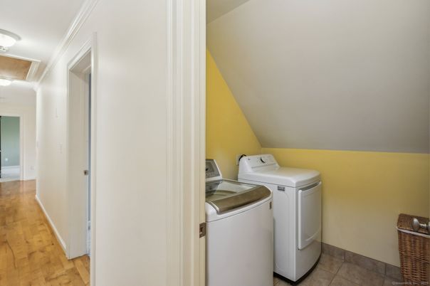 Interior, Washer, Wood Texture Flooring