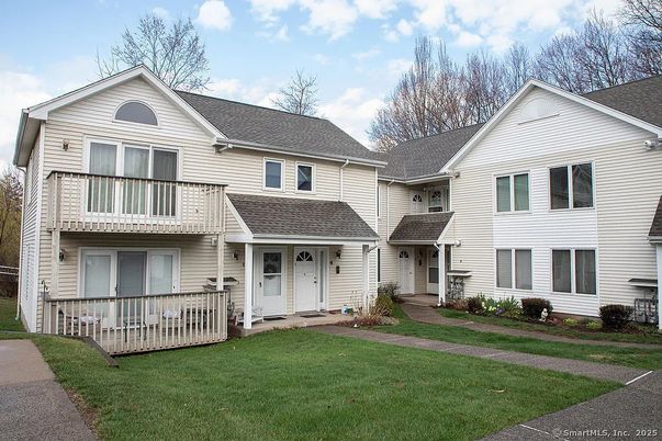 Exterior, Facade, Farmhouse
