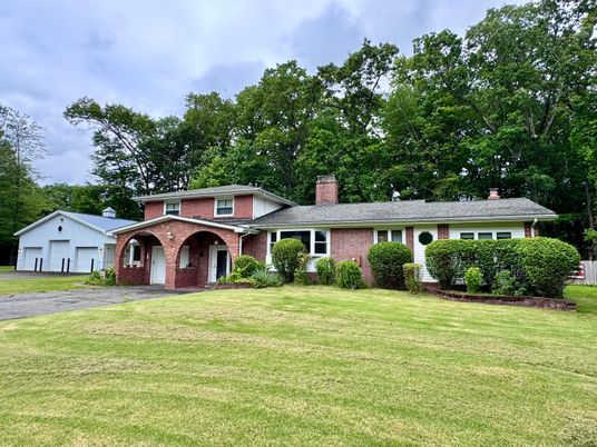 Backyard, Detached Garage, Exterior, Facade, Brick Facade, Ranch
