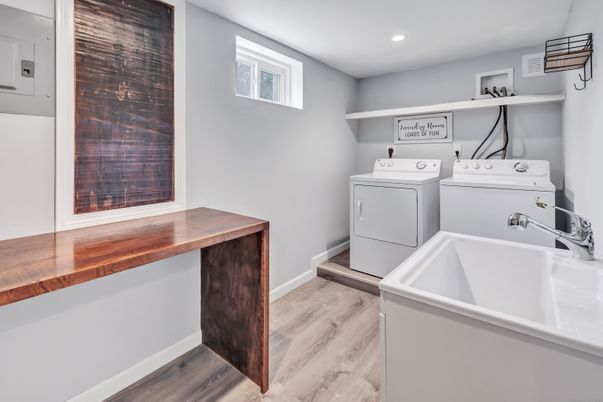Interior, Recessed Lighting, Washer, Wood Texture Flooring
