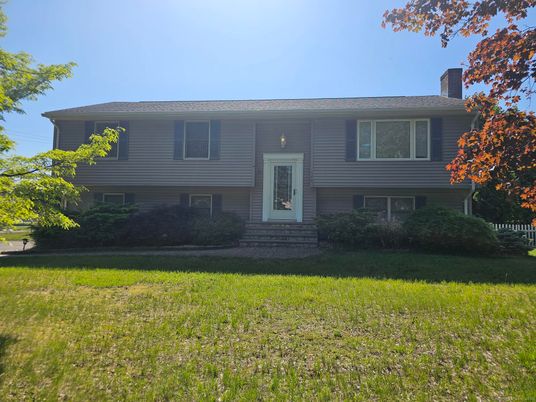 Exterior, Facade, Raised Ranch