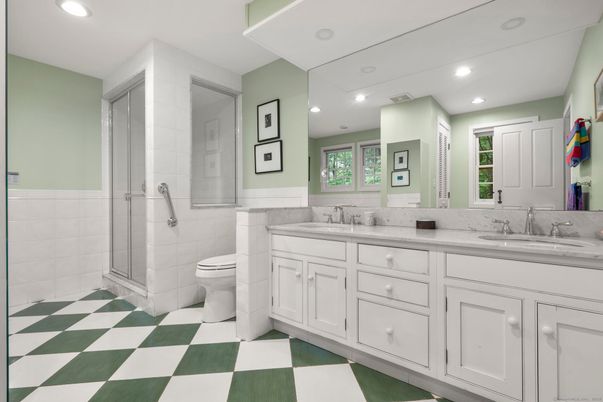 Bathroom, Dual Sink Vanities, Interior, Recessed Lighting