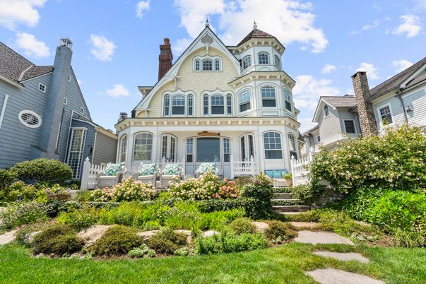 Exterior, Facade, Queen Anne Victorian