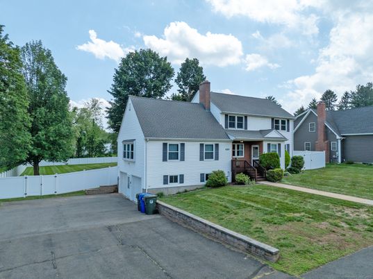 Exterior, Facade, Cape Cod