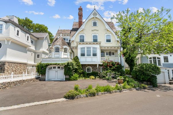 Attached, Exterior, Facade, Queen Anne Victorian