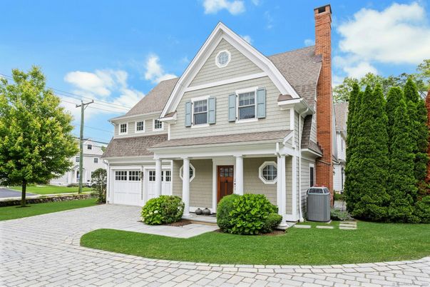 Attached, Exterior, Facade, Queen Anne Victorian
