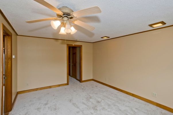 Empty room, Interior, Recessed Lighting