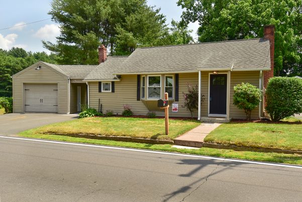 Attached, Exterior, Facade, Cape Cod