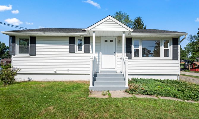 Exterior, Facade, Split Level