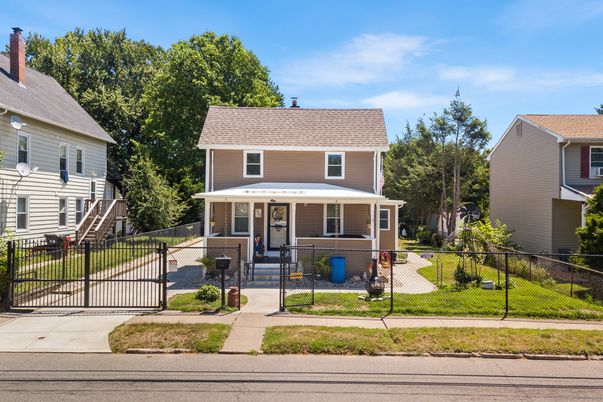 Exterior, Facade, American Foursquare
