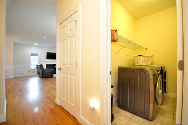 Interior, Recessed Lighting, Washer, Wood Texture Flooring