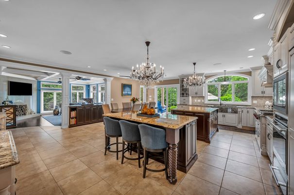 Chandelier, Dining room, Interior, Kitchen, Recessed Lighting, Stainless Steel Appliances