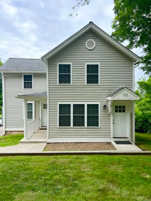 Exterior, Facade, Split Level