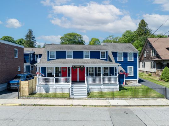 Exterior, Facade, American Foursquare