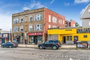 Exterior, Facade, Brick Facade, Rowhouse