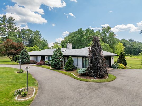 Attached, Exterior, Facade, Ranch