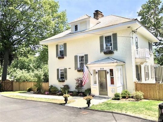 Exterior, Facade, American Foursquare