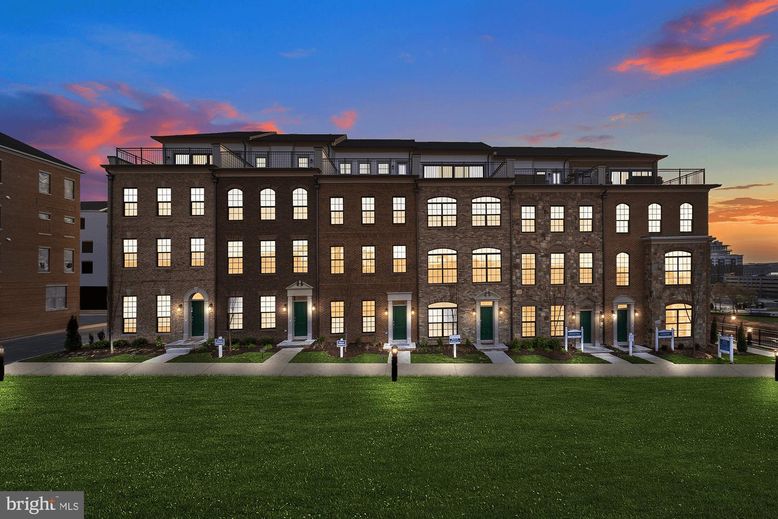 Backyard, Exterior, Facade, Condo Building