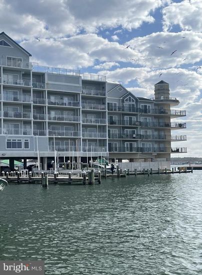 Exterior, Lake