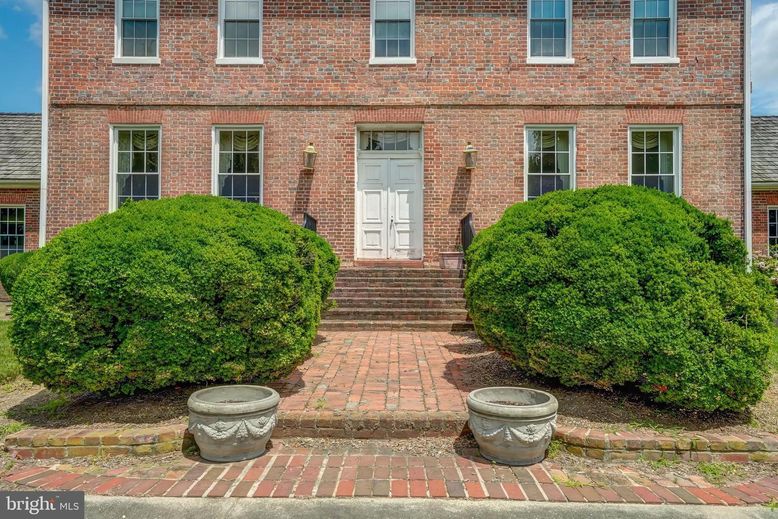 Exterior, Facade, Brick Facade, Georgian