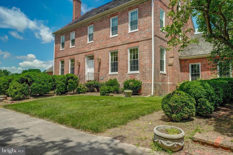 Exterior, Facade, Brick Facade, Georgian