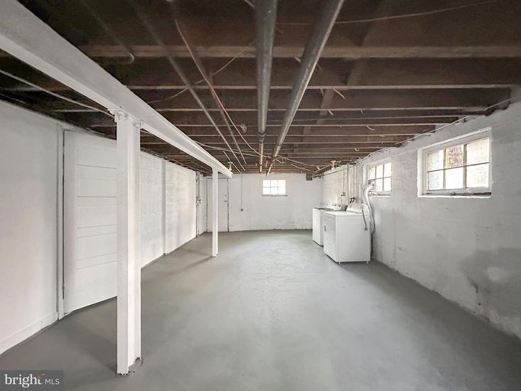 Interior, Washer, Wooden Beams