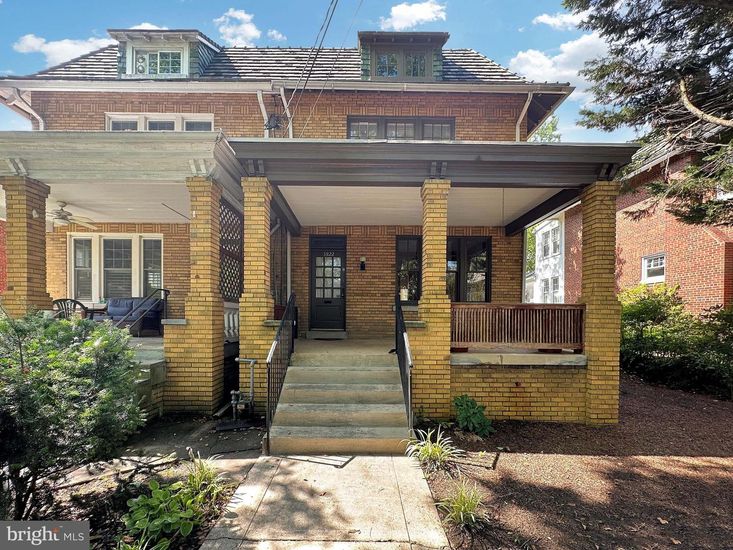 Exterior, Facade, Brick Facade, American Foursquare