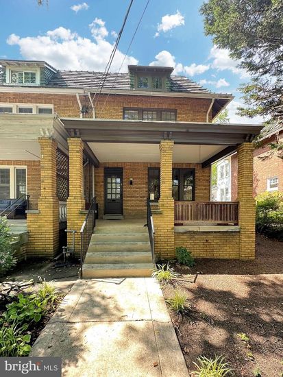 Exterior, Facade, Brick Facade, American Foursquare