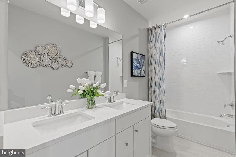 Bathroom, Dual Sink Vanities, Interior, Recessed Lighting