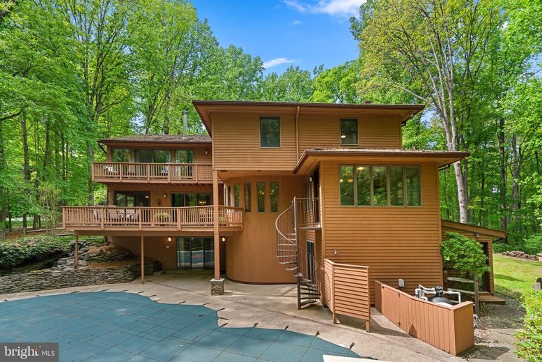 Backyard, Exterior, Hot Tub
