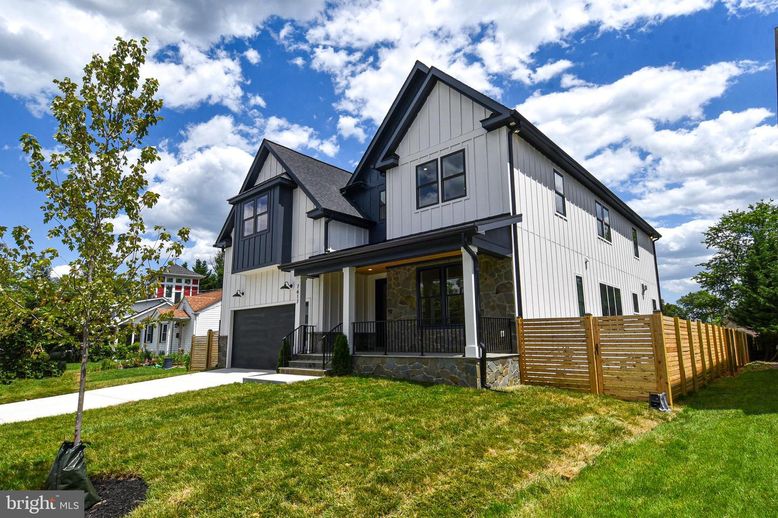 Attached, Exterior, Facade, Farmhouse