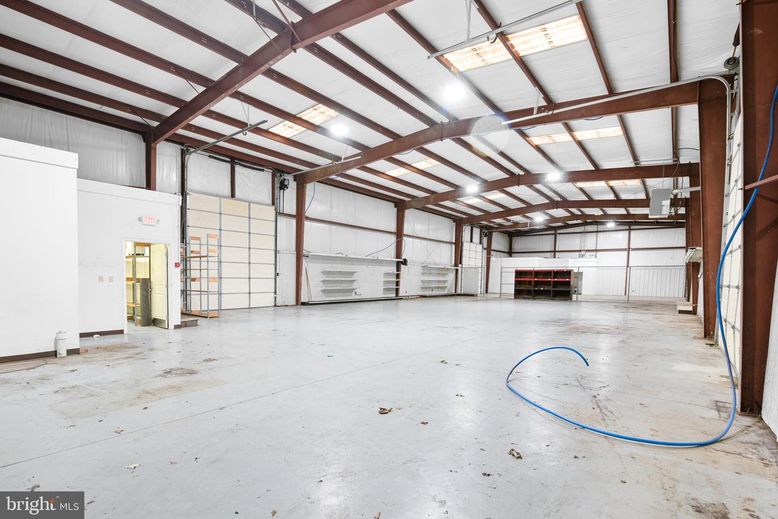 Garage, Interior, Wooden Beams
