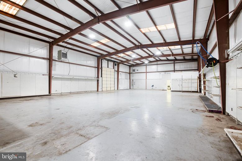 Garage, Interior, Wooden Beams