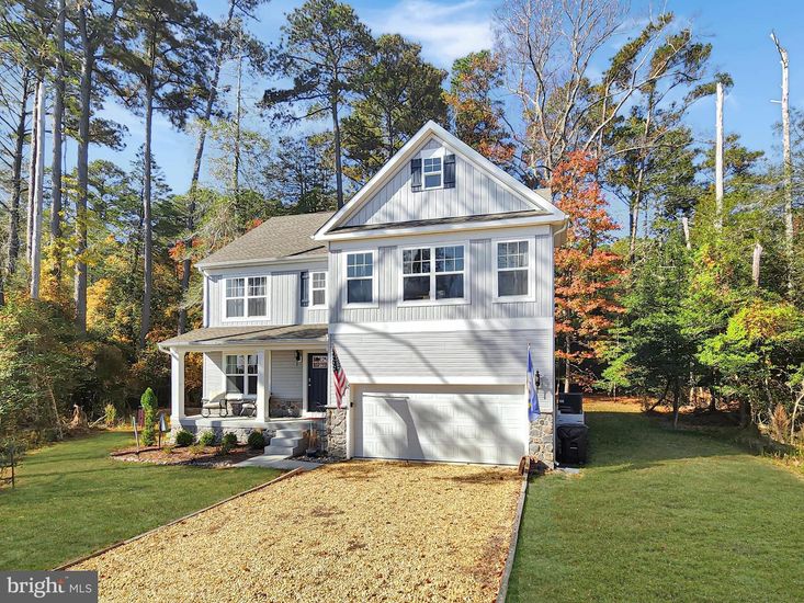 Attached, Exterior, Facade, Farmhouse